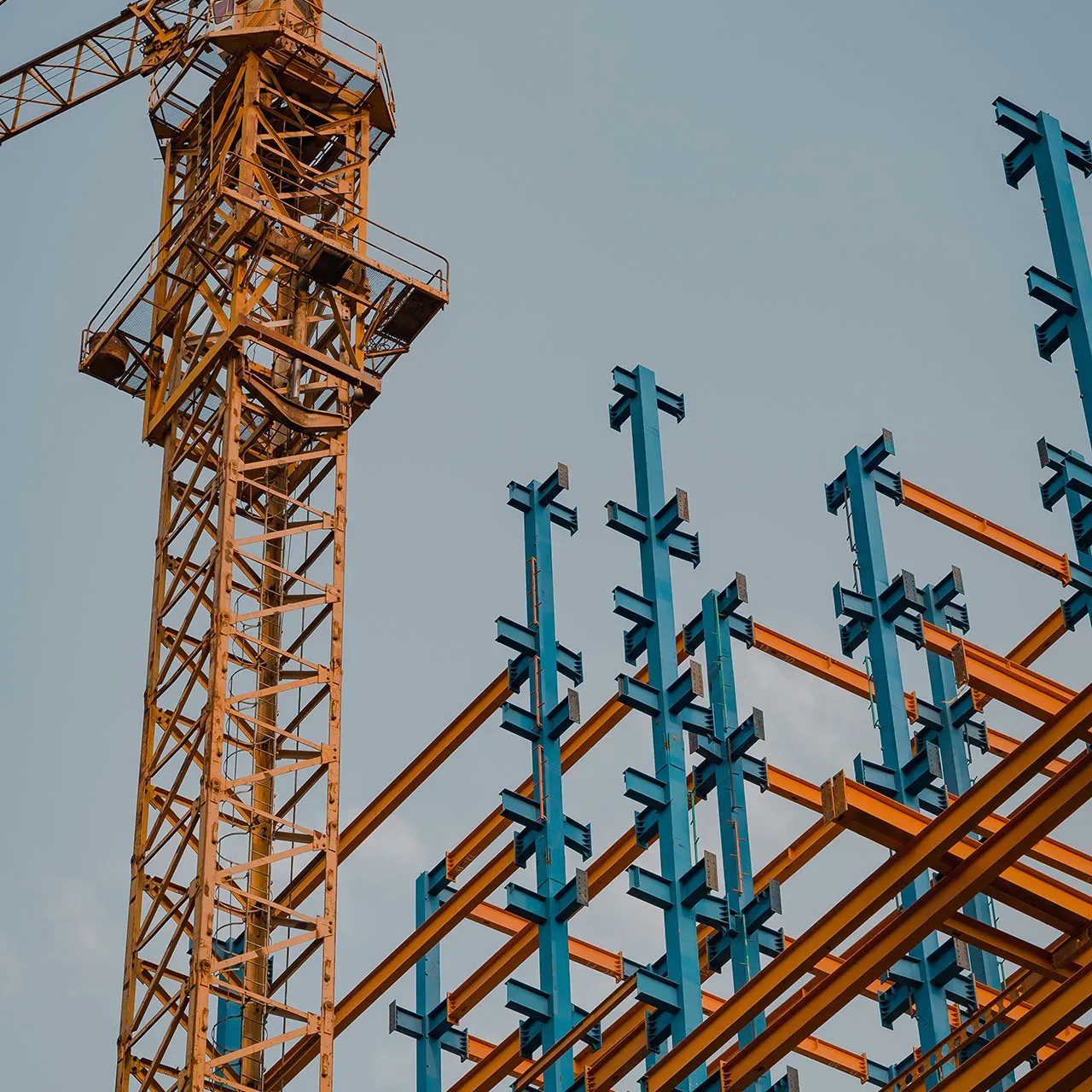 Grua e estrutura metálica em montagem